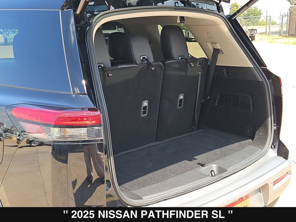 Used 2025 Nissan Pathfinder SL FWD image 34