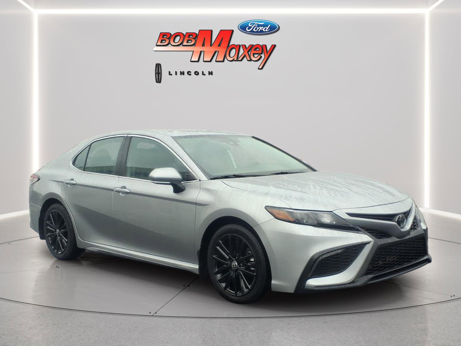 Used 2023 Toyota Camry SE image 3