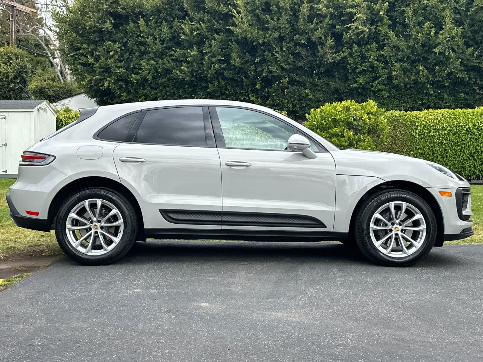 Certified 2025 Porsche Macan AWD/4WD image 9