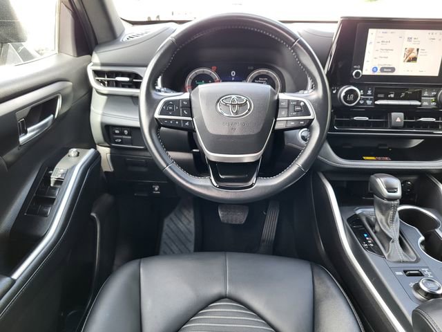Used 2025 Toyota Highlander XSE AWD/4WD image 25