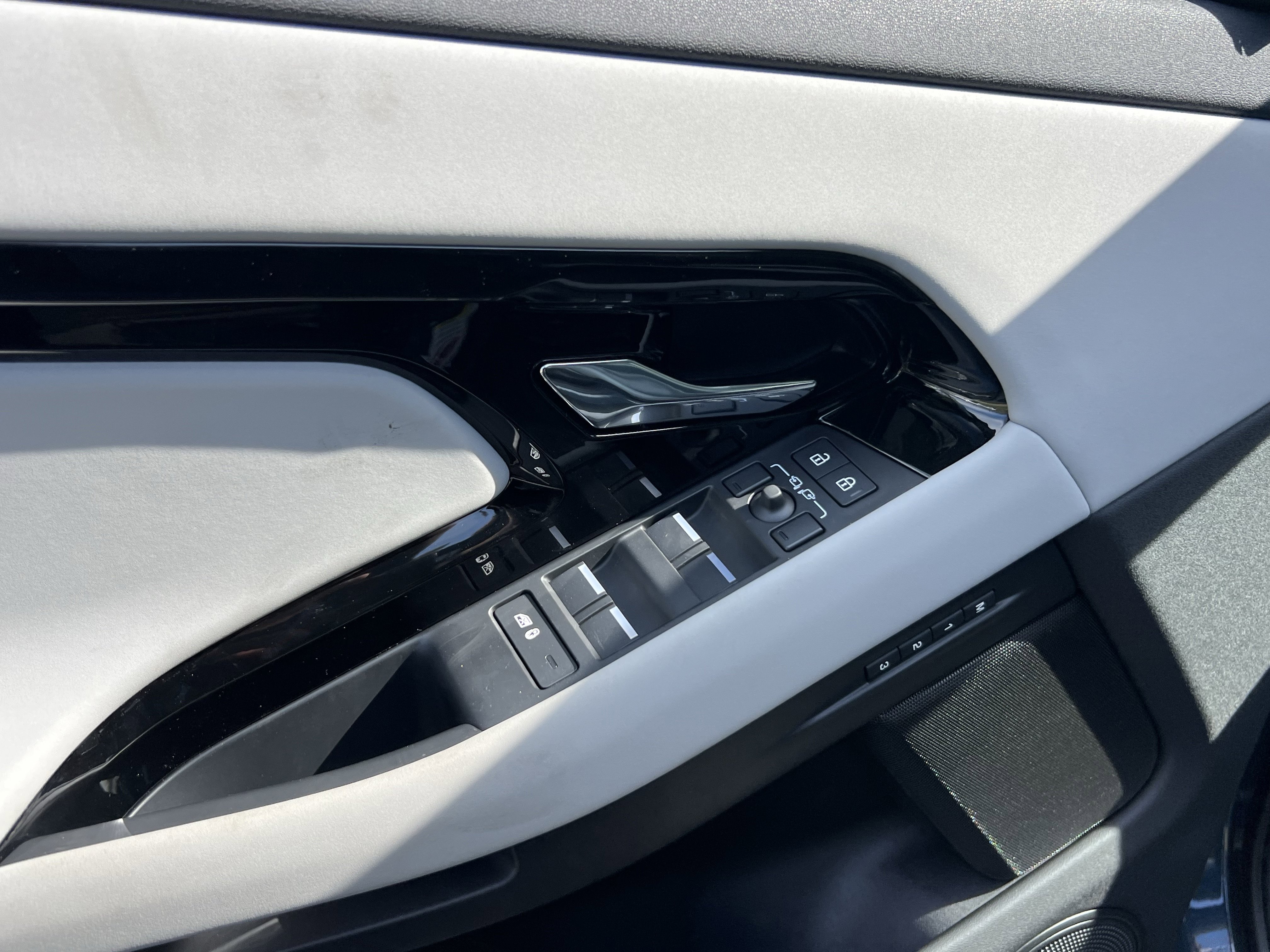 Used 2025 Land Rover Range Rover Evoque Dynamic SE image 13