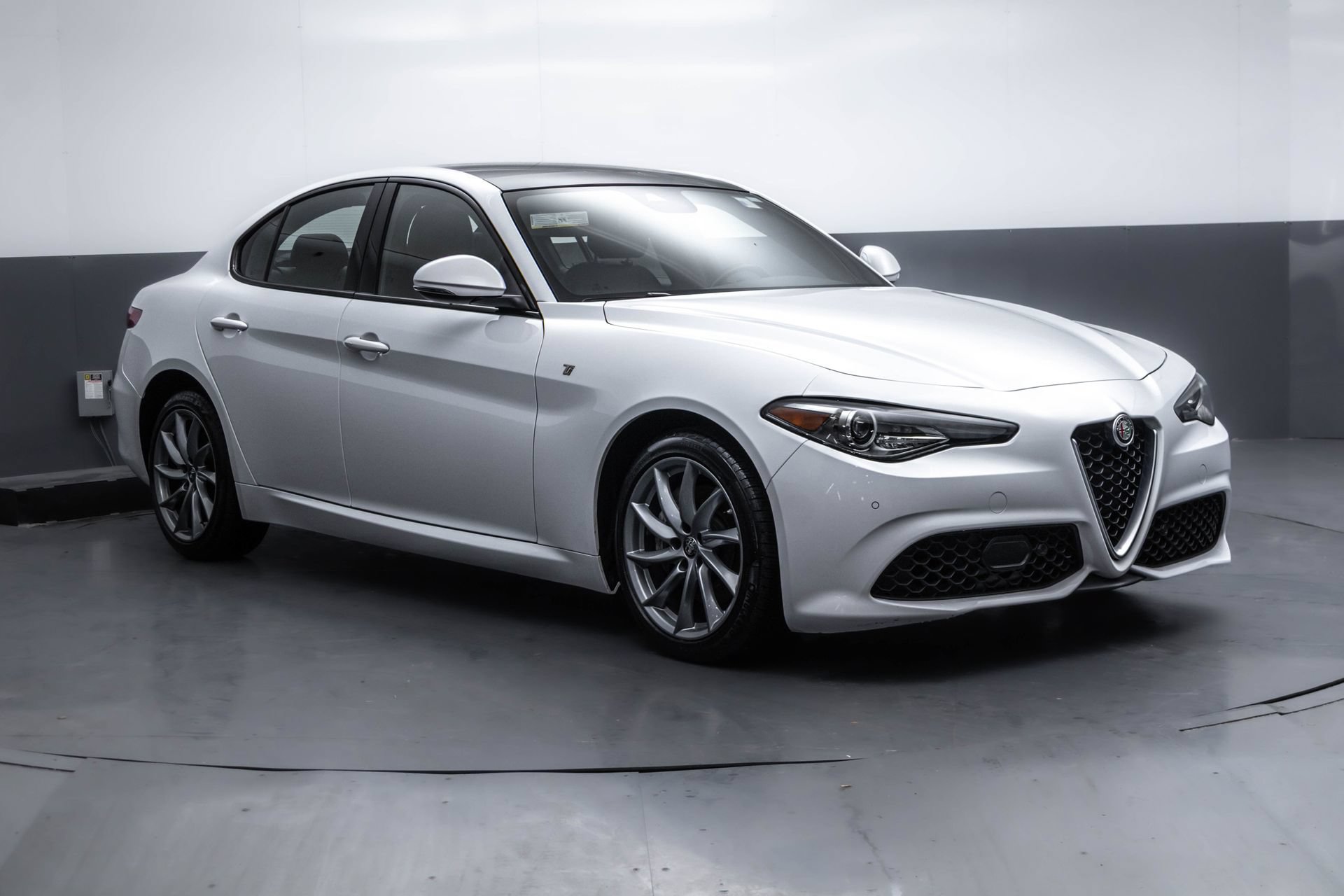 Used 2022 Alfa Romeo Giulia Ti AWD/4WD image 15