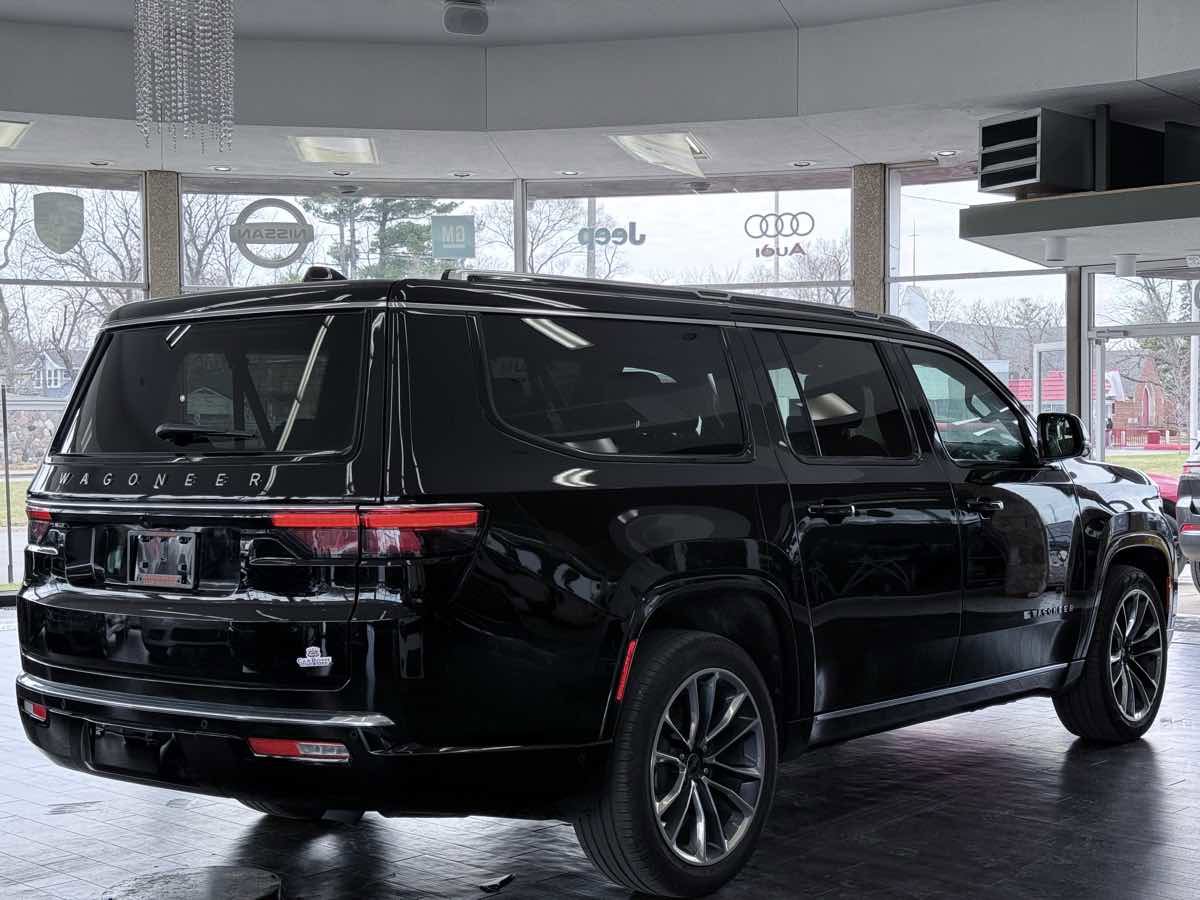 Used 2025 Jeep Wagoneer L Series III w/ Premium Group I AWD/4WD image 10