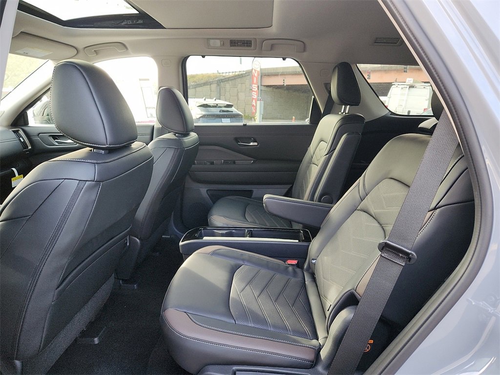 New 2025 Nissan Pathfinder Platinum image 5