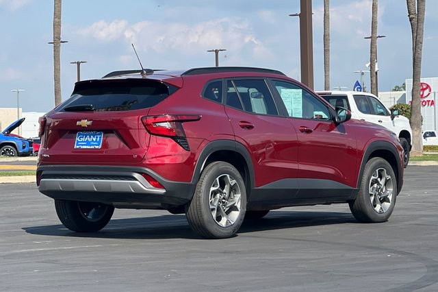 Used 2025 Chevrolet Trax LT w/ LT Convenience Package image 4