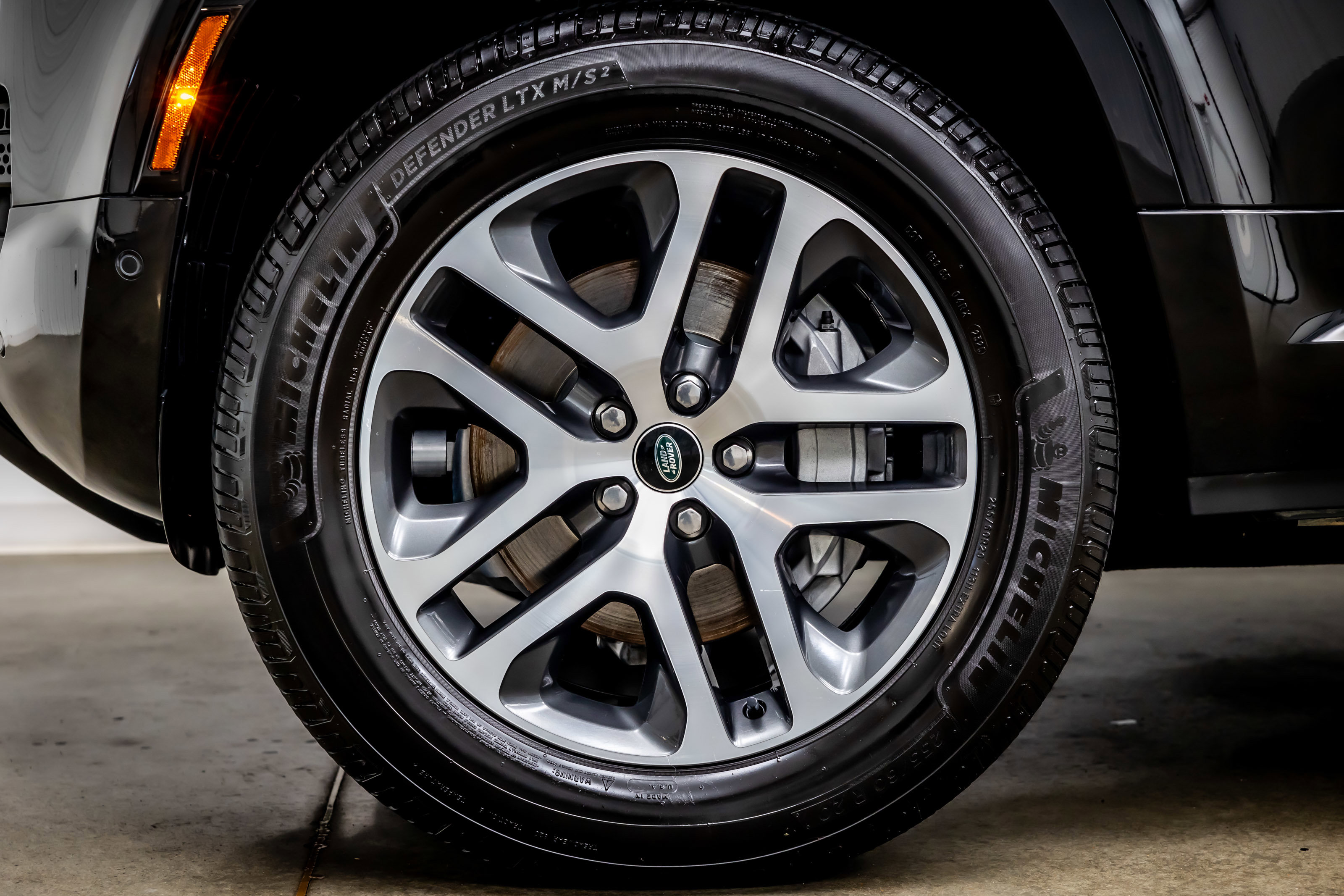 Used 2024 Land Rover Defender 110 X-Dynamic SE image 34