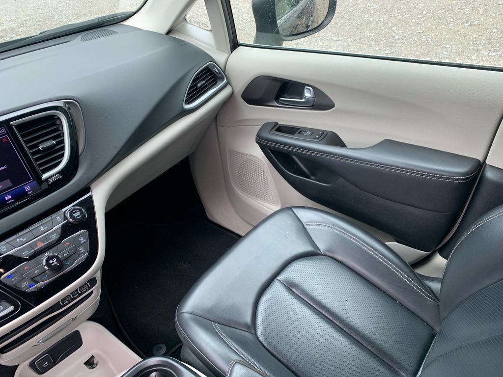 Used 2023 Chrysler Pacifica Touring-L FWD image 27
