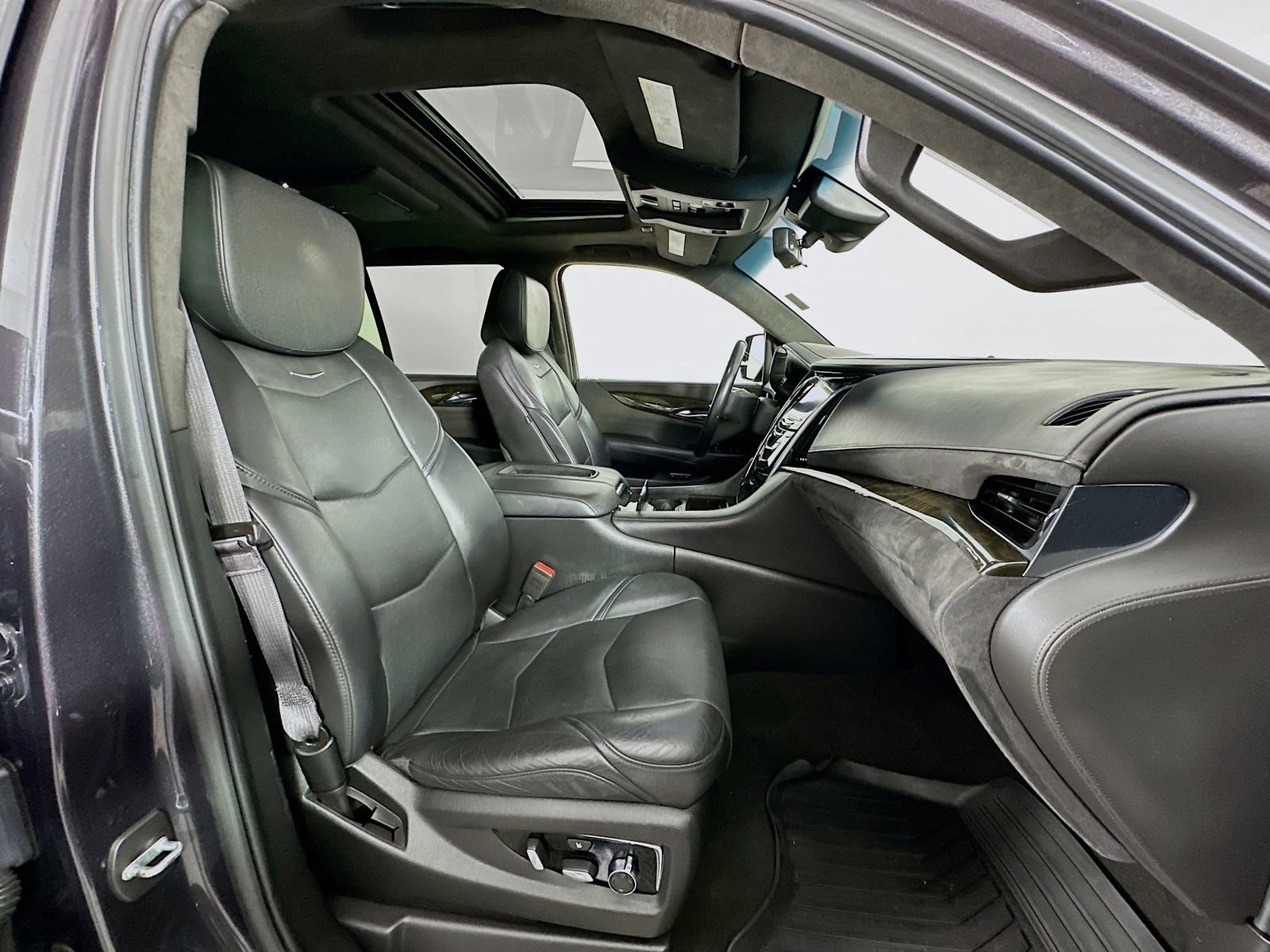 Used 2017 Cadillac Escalade Platinum AWD/4WD image 34