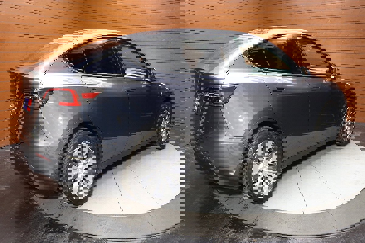 Used 2023 Tesla Model Y Long Range image 19