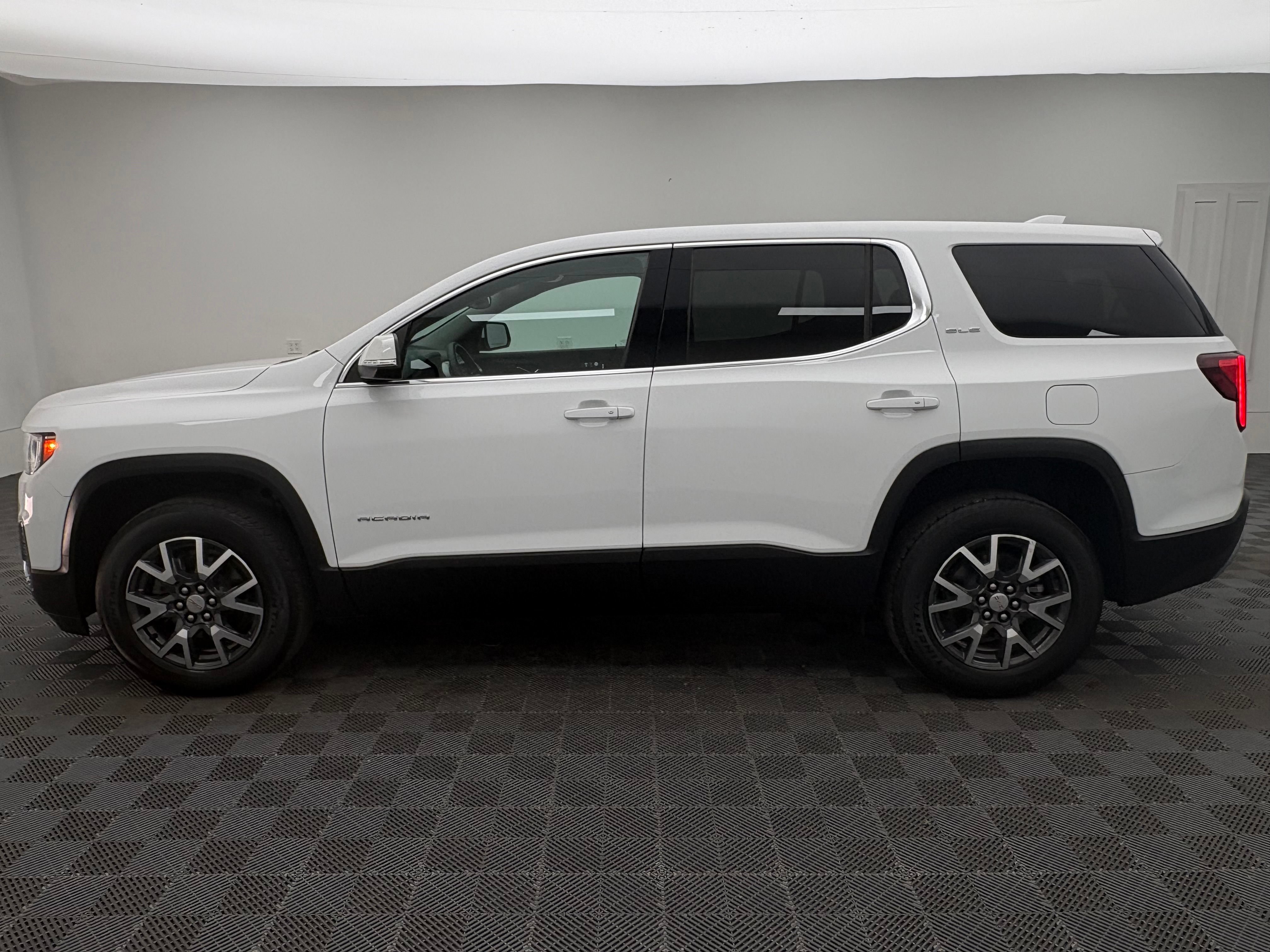 Used 2023 GMC Acadia SLE FWD image 9
