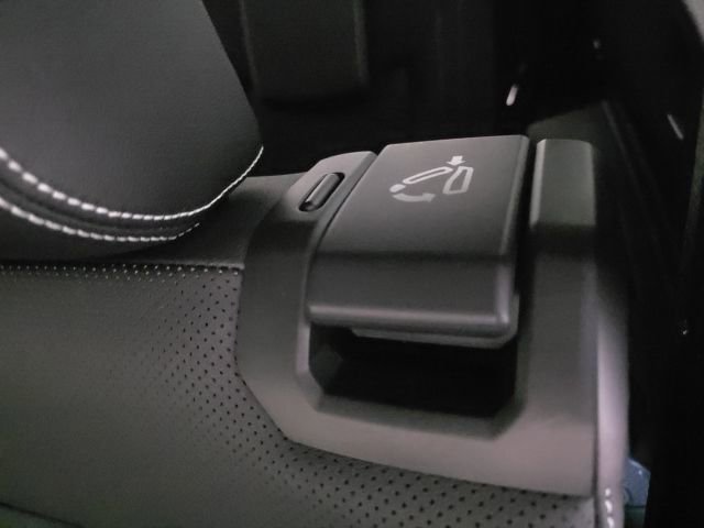 Used 2025 Volkswagen Atlas SE image 31