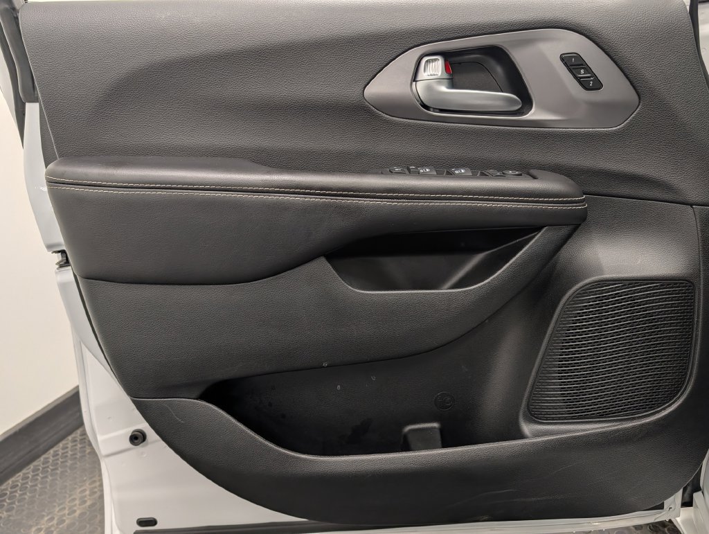 Used 2026 Chrysler Pacifica Select FWD image 8