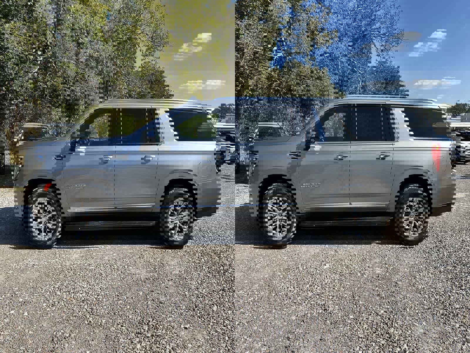 Used 2023 GMC Yukon XL Denali image 3