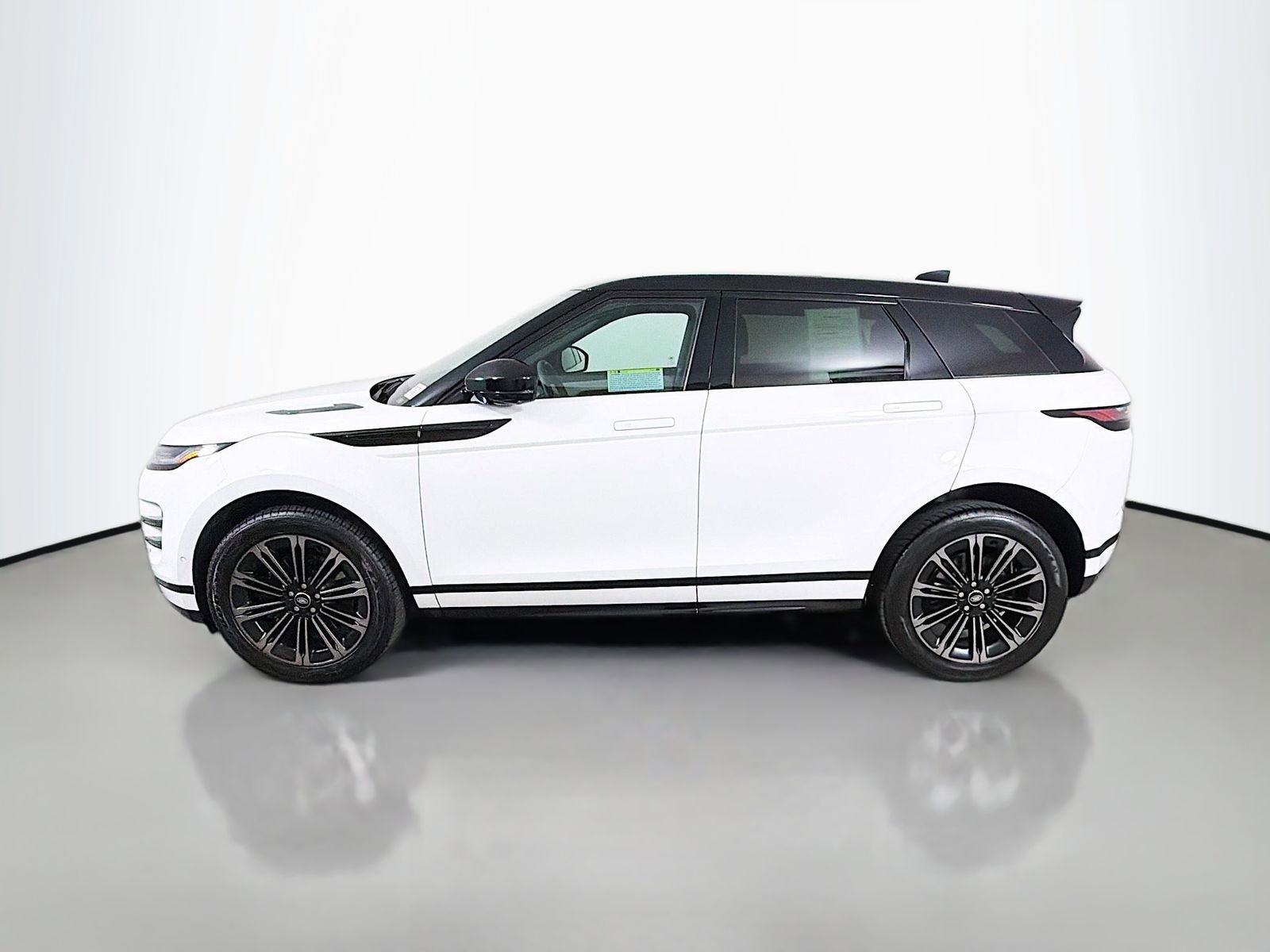 Used 2026 Land Rover Range Rover Evoque Dynamic SE AWD/4WD image 2