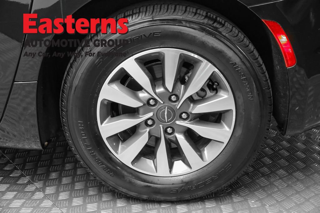 Used 2023 Chrysler Pacifica Touring-L image 8