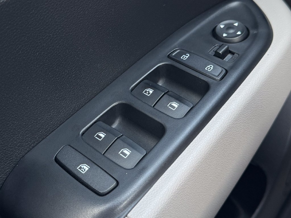 Used 2025 Hyundai Venue SEL FWD image 28