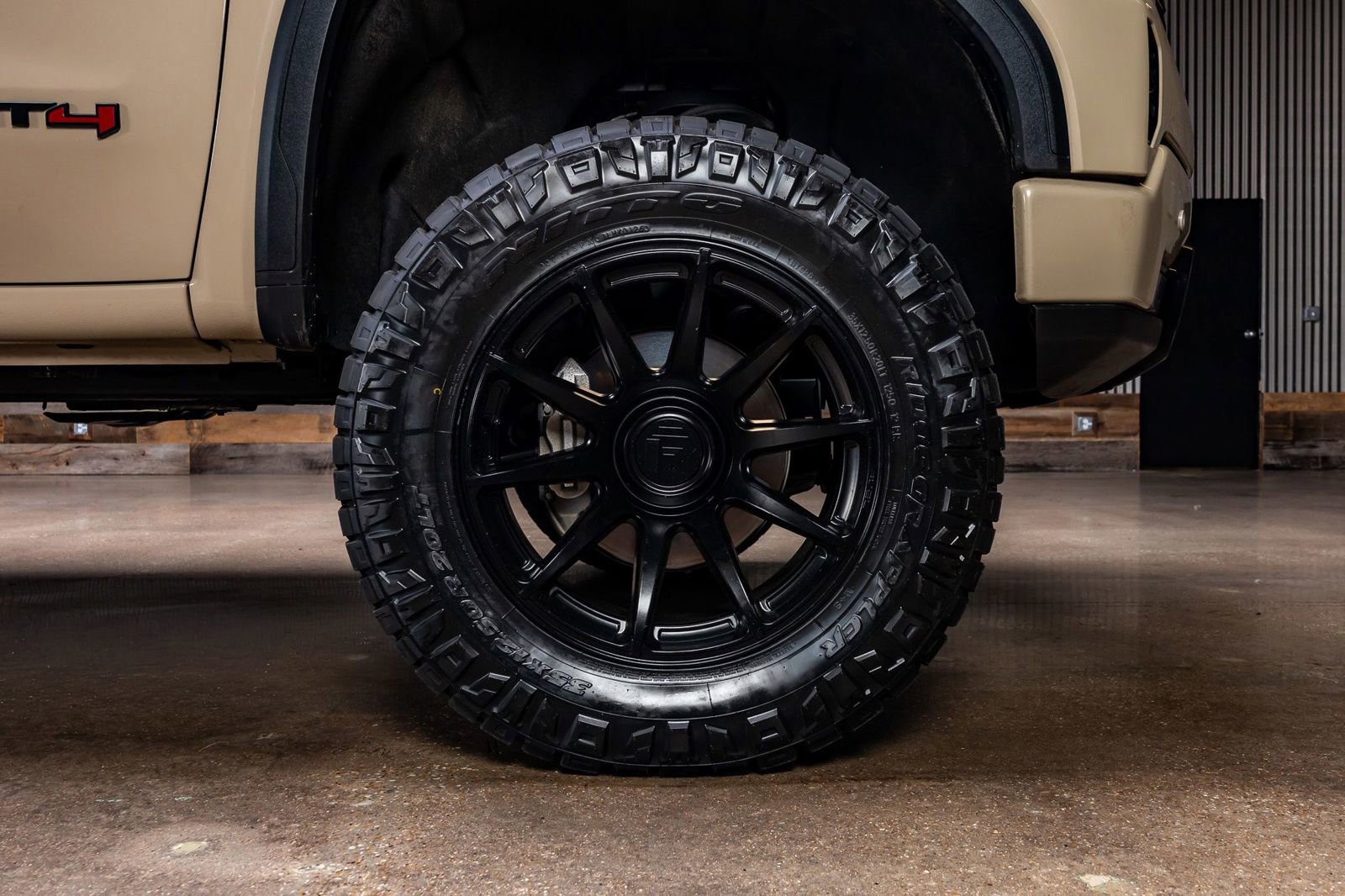 Used 2023 GMC Sierra 1500 AT4 w/ Technology Package AWD/4WD image 12