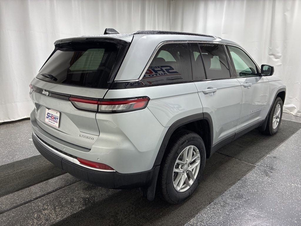 New 2026 Jeep Grand Cherokee Laredo w/ Trailer Tow Package AWD/4WD image 4