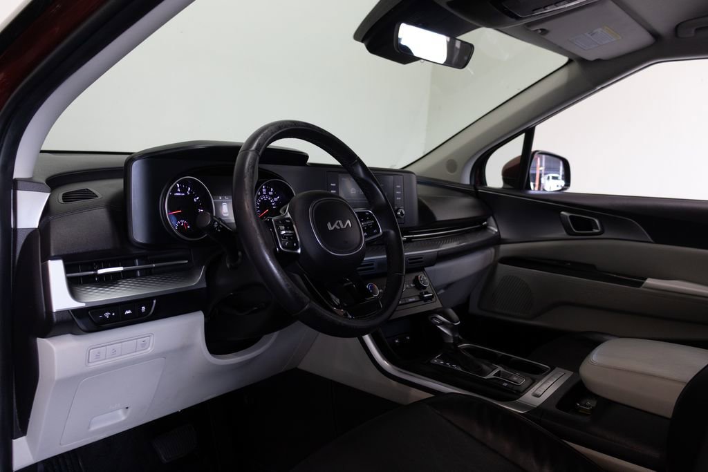 Used 2024 Kia Carnival LX FWD image 18