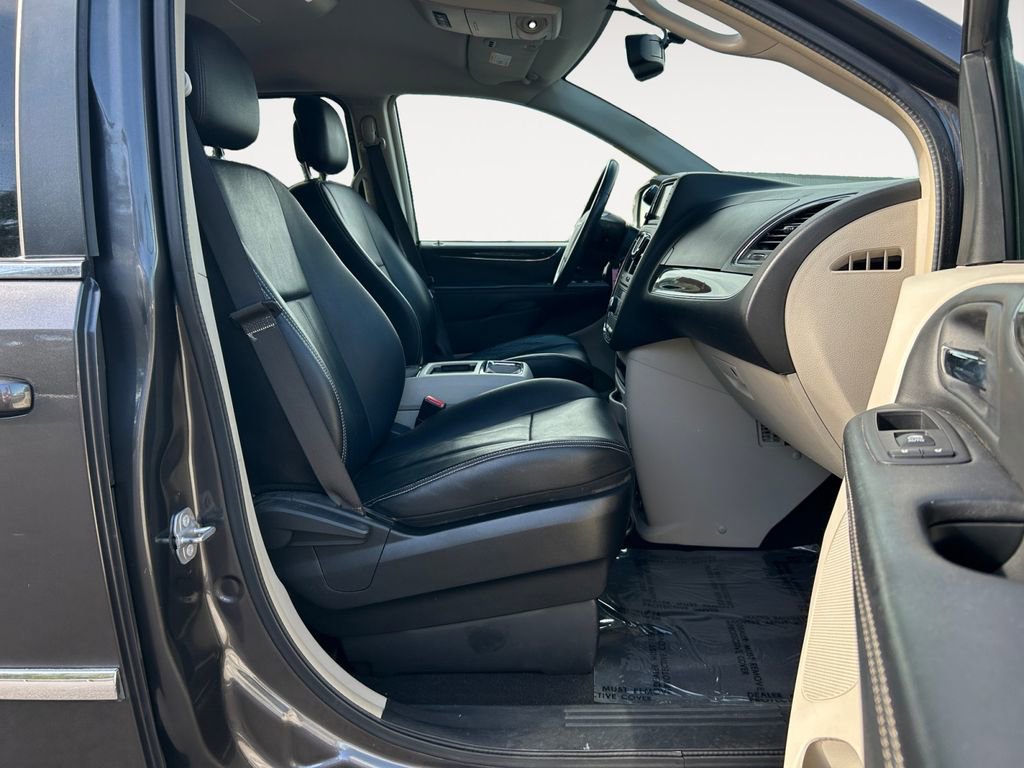 Used 2016 Chrysler Town & Country Touring FWD image 24