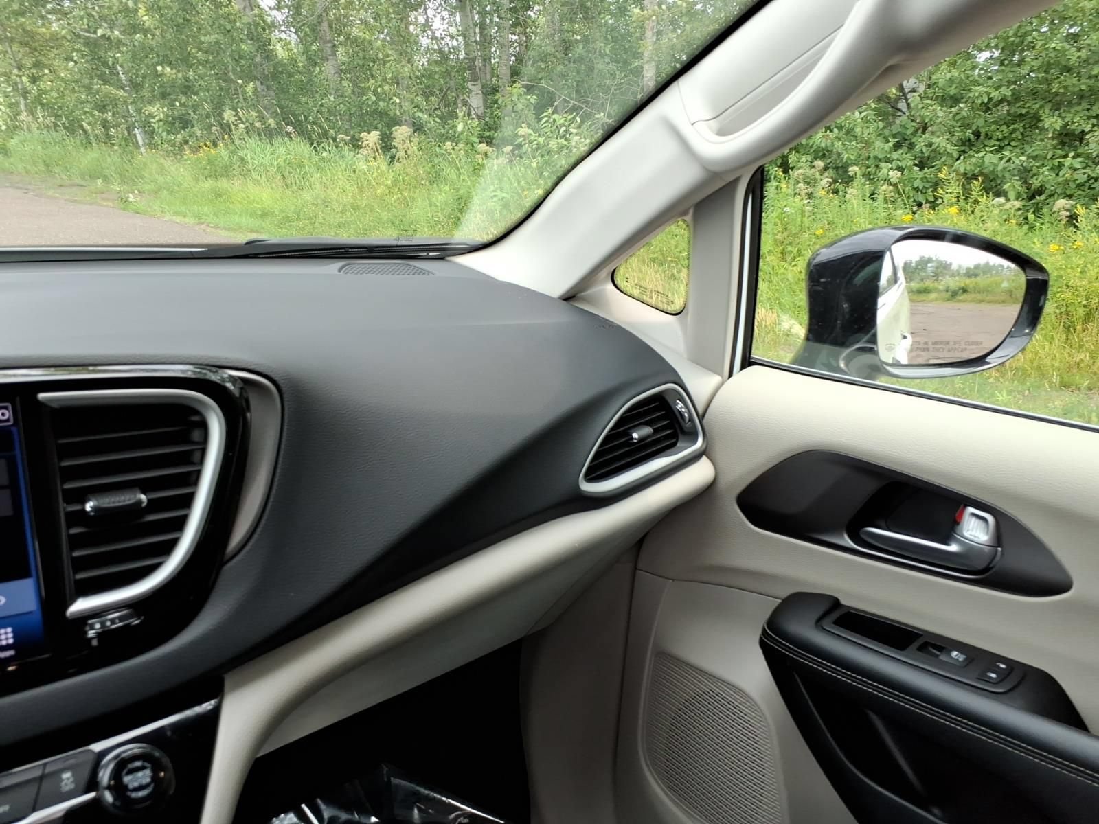 Used 2024 Chrysler Pacifica Touring-L FWD image 23