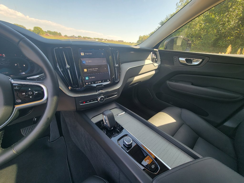 Used 2025 Volvo XC60 B5 Plus image 22