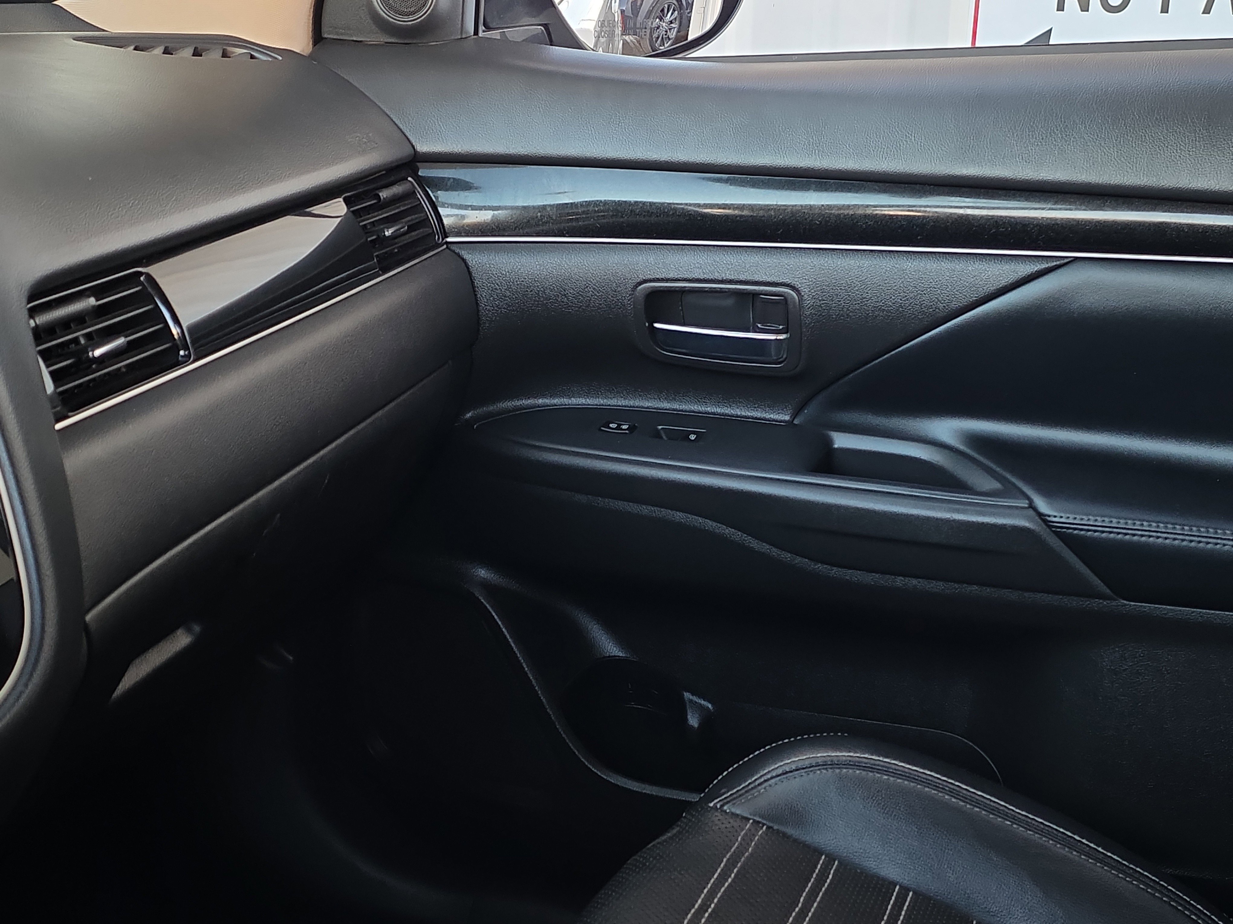 Used 2020 Mitsubishi Outlander SE image 23