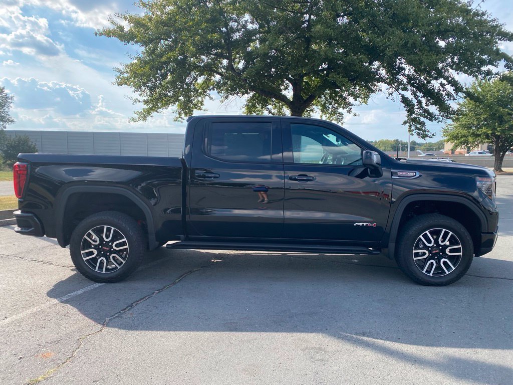 Used 2025 GMC Sierra 1500 AT4 w/ Technology Package AWD/4WD image 8