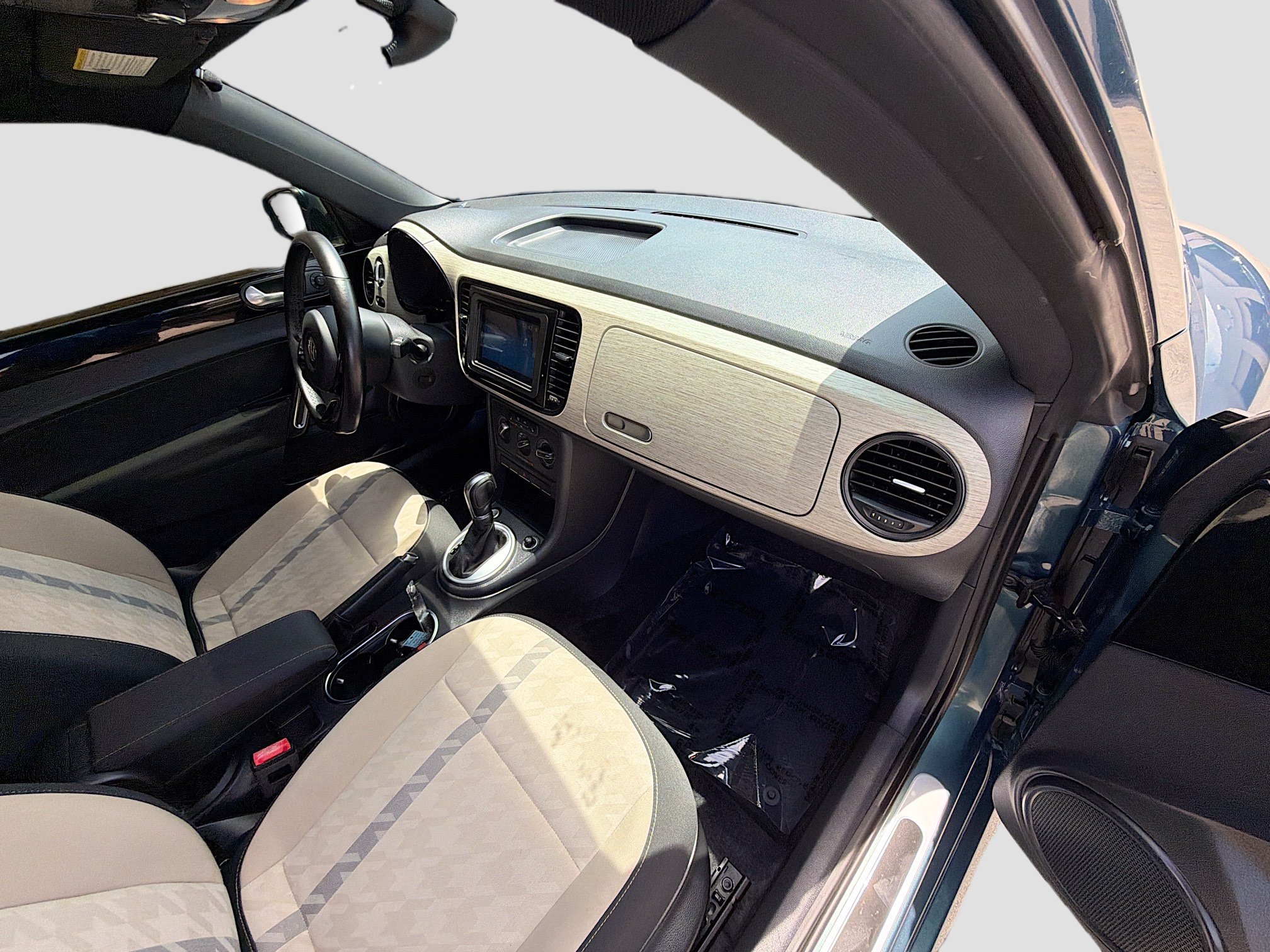 Used 2018 Volkswagen Beetle 2.0T Coast FWD image 29