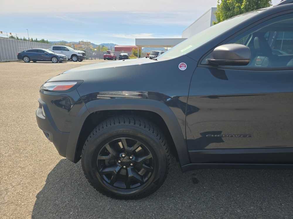 Used 2017 Jeep Cherokee Trailhawk AWD/4WD image 18