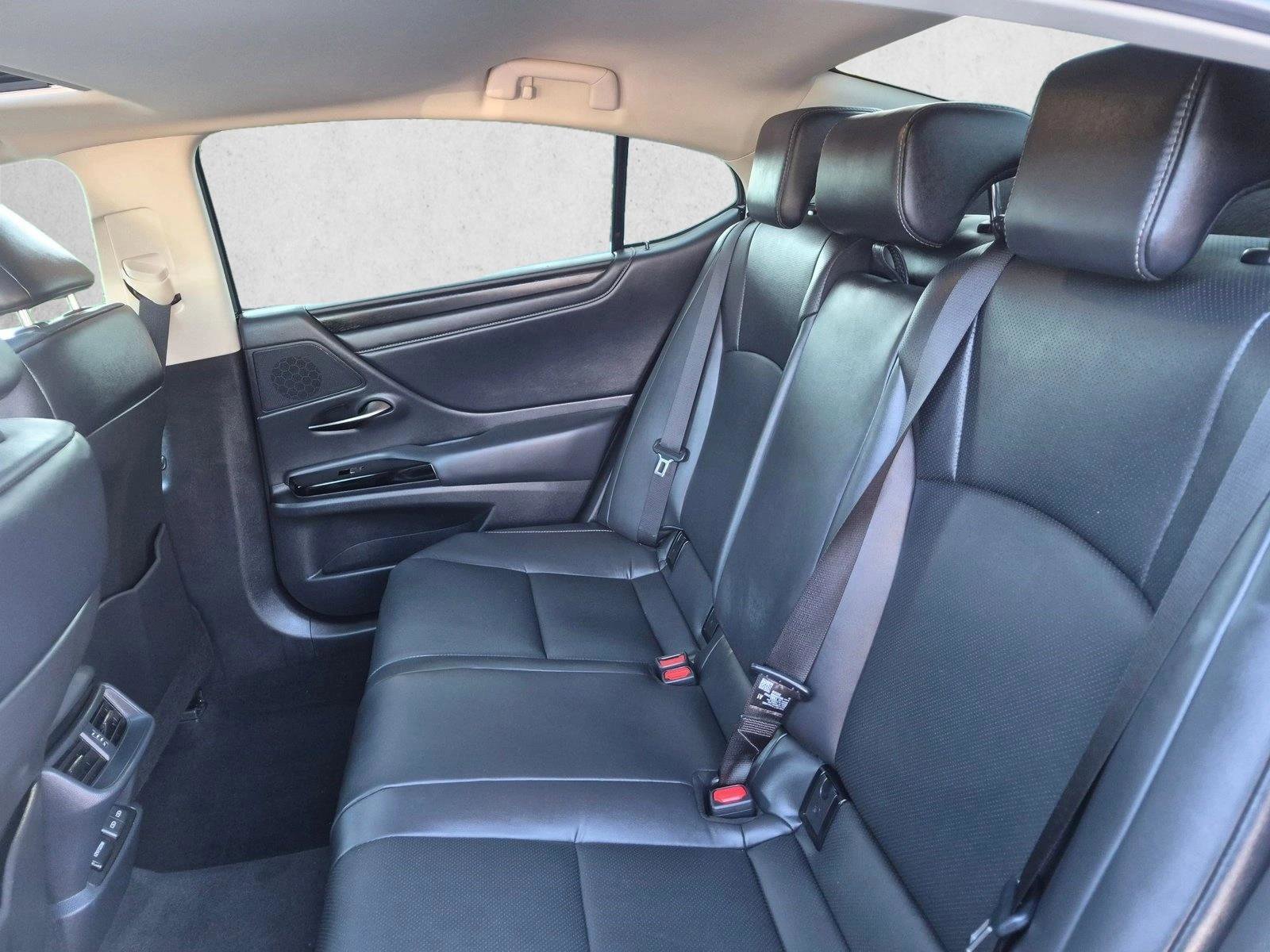 Used 2025 Lexus ES 300h w/ Premium Package FWD image 18