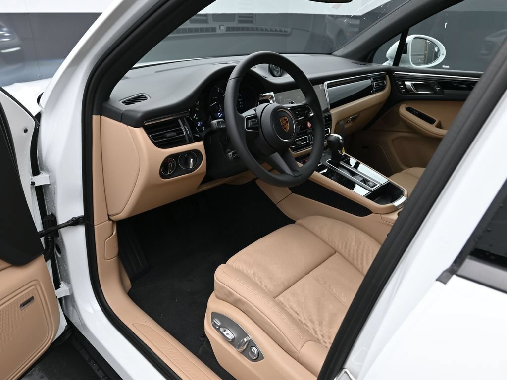 Certified 2026 Porsche Macan AWD/4WD image 4