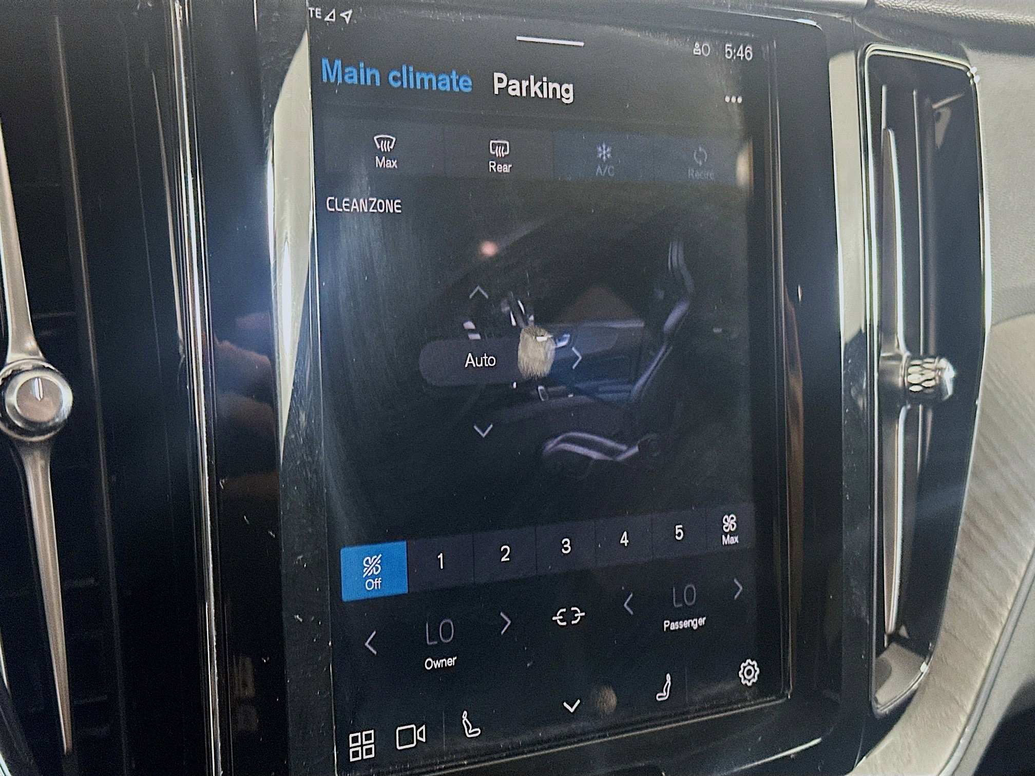 Used 2025 Volvo XC60 B5 Plus image 22