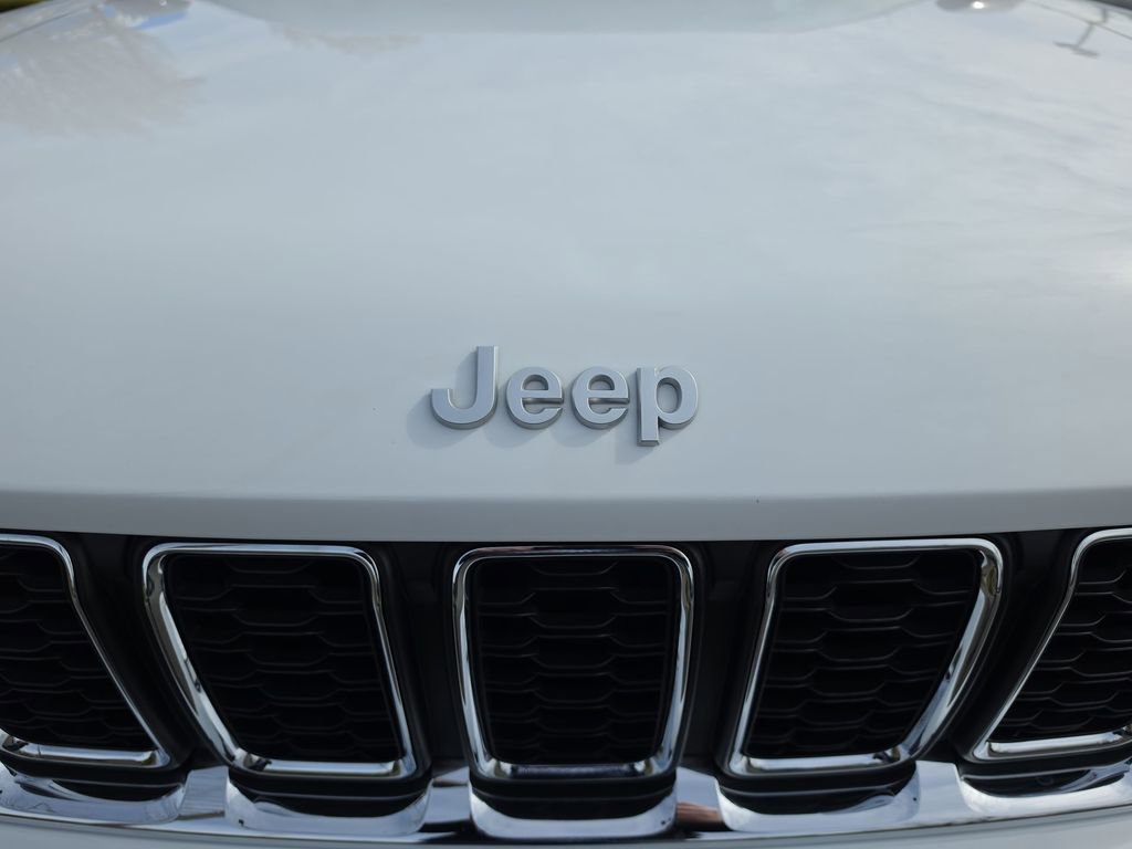 Used 2025 Jeep Grand Cherokee Laredo w/ Luxury Tech Group I image 32