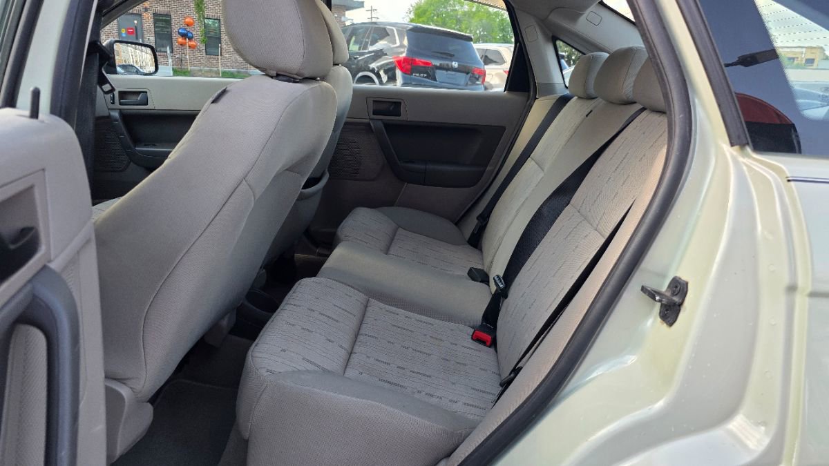 Used 2010 Ford Focus SE FWD image 12
