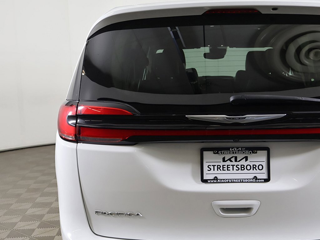 Used 2024 Chrysler Pacifica Touring-L image 16