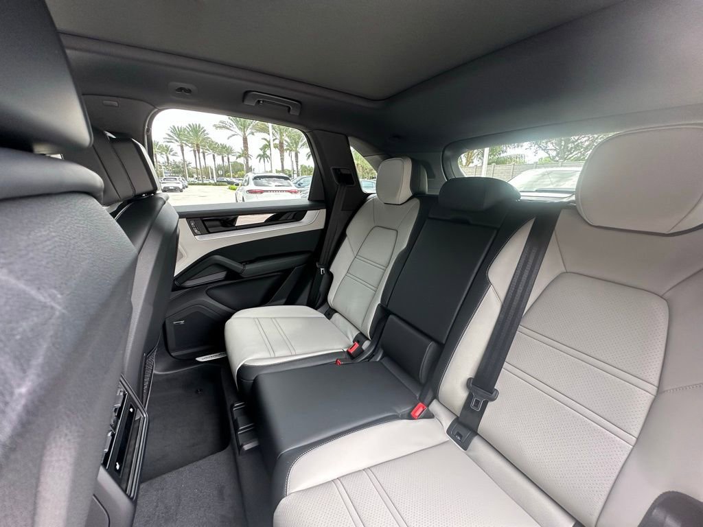 Used 2025 Porsche Cayenne E-Hybrid image 34