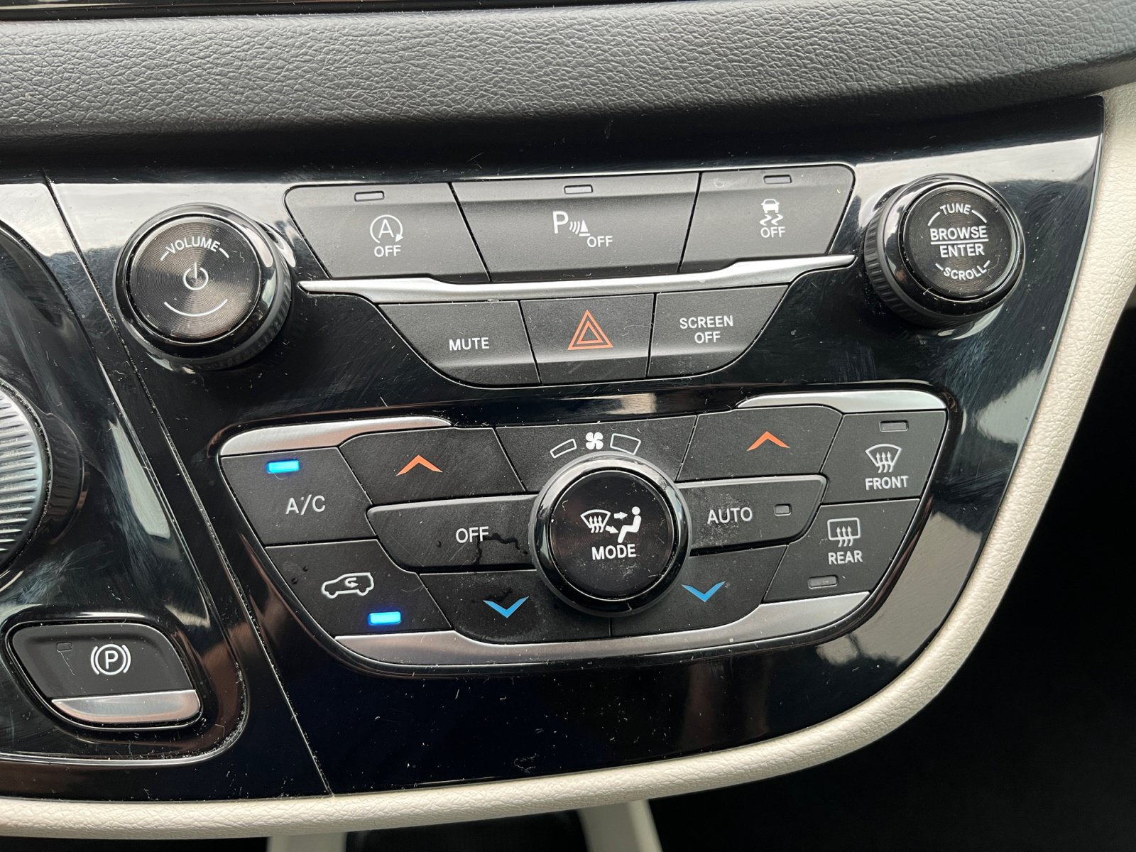 Used 2018 Chrysler Pacifica Touring Plus w/ Tire & Wheel Group FWD image 22