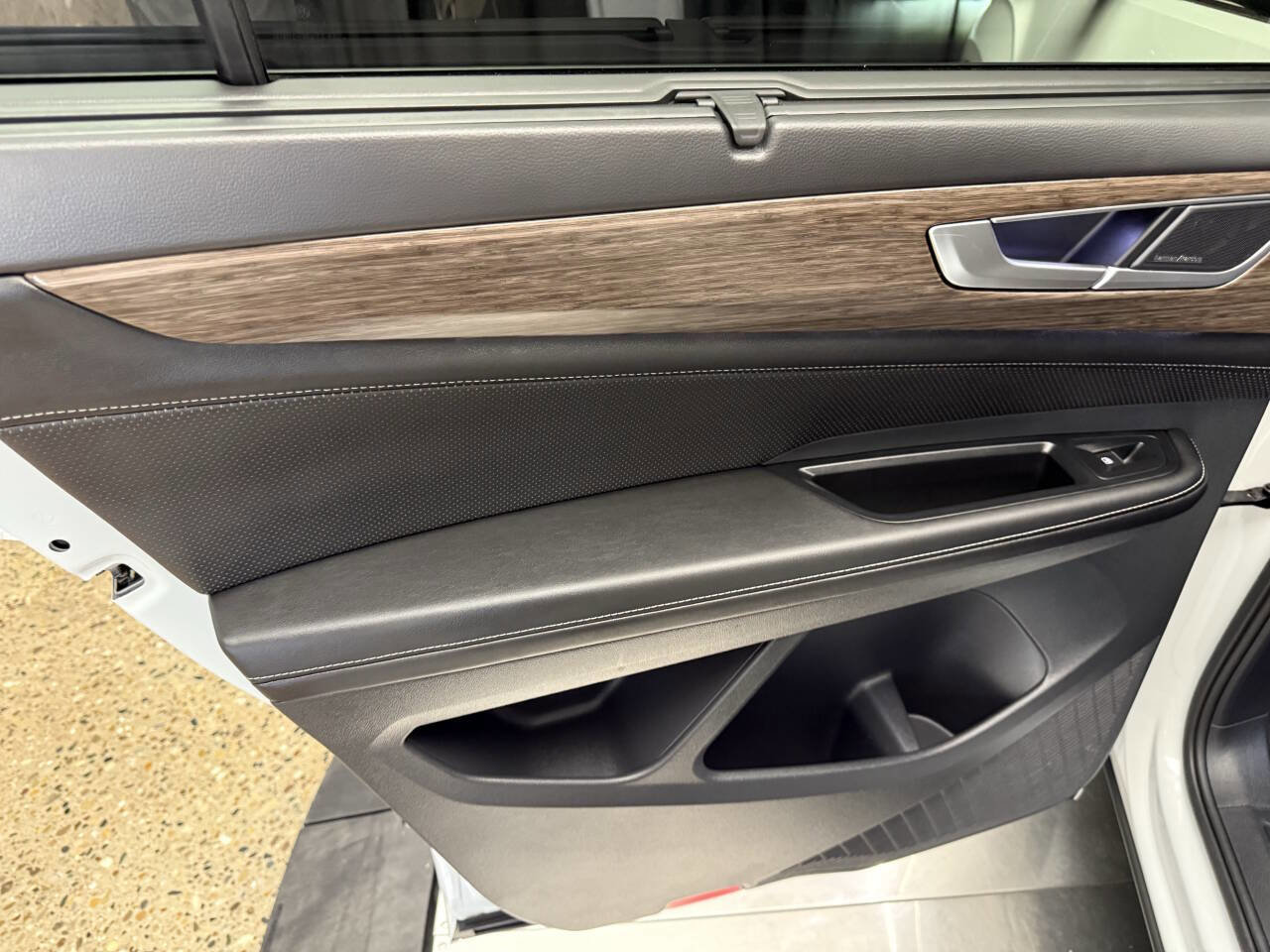 Used 2024 Volkswagen Atlas SEL Premium R-Line image 26