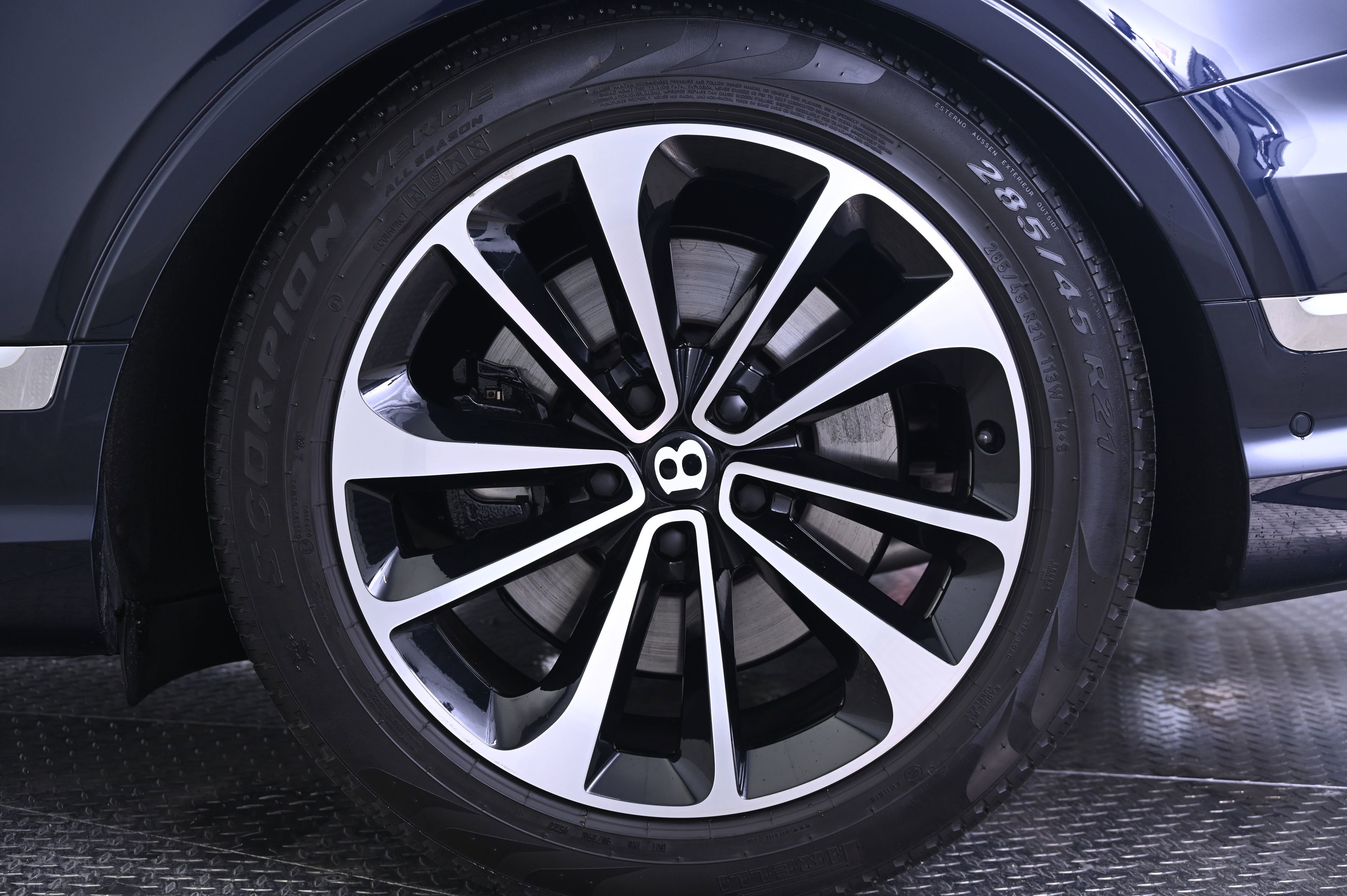 Used 2024 Bentley Bentayga Extended Wheelbase image 12