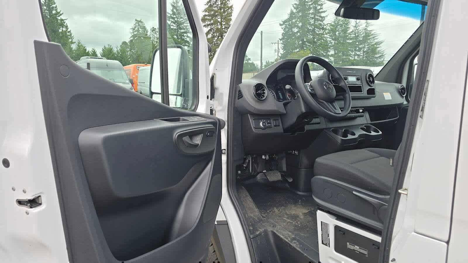 Used 2024 Mercedes-Benz Sprinter 4500 image 22