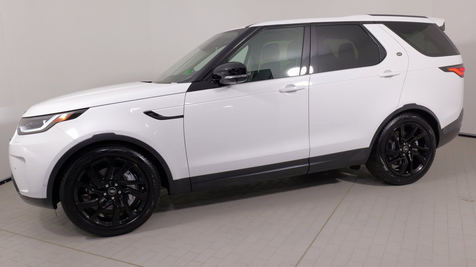 Used 2024 Land Rover Discovery S