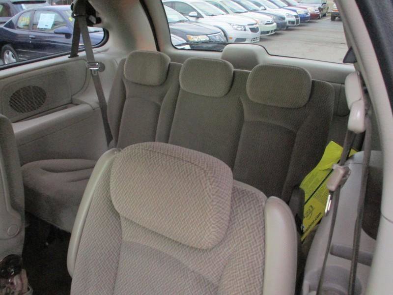 Used 2007 Chrysler Town & Country Touring image 9