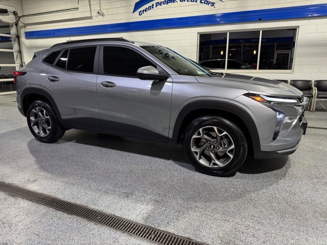 Used 2024 Chevrolet Trax LT w/ Sunroof Package image 12