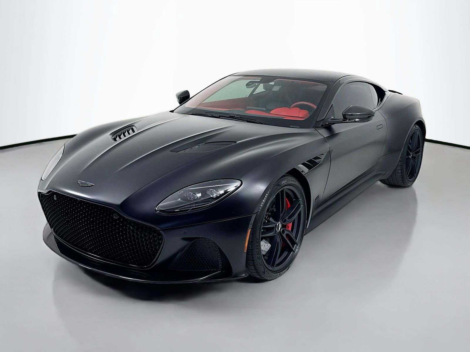 Used 2023 Aston Martin DBS Coupe image 3