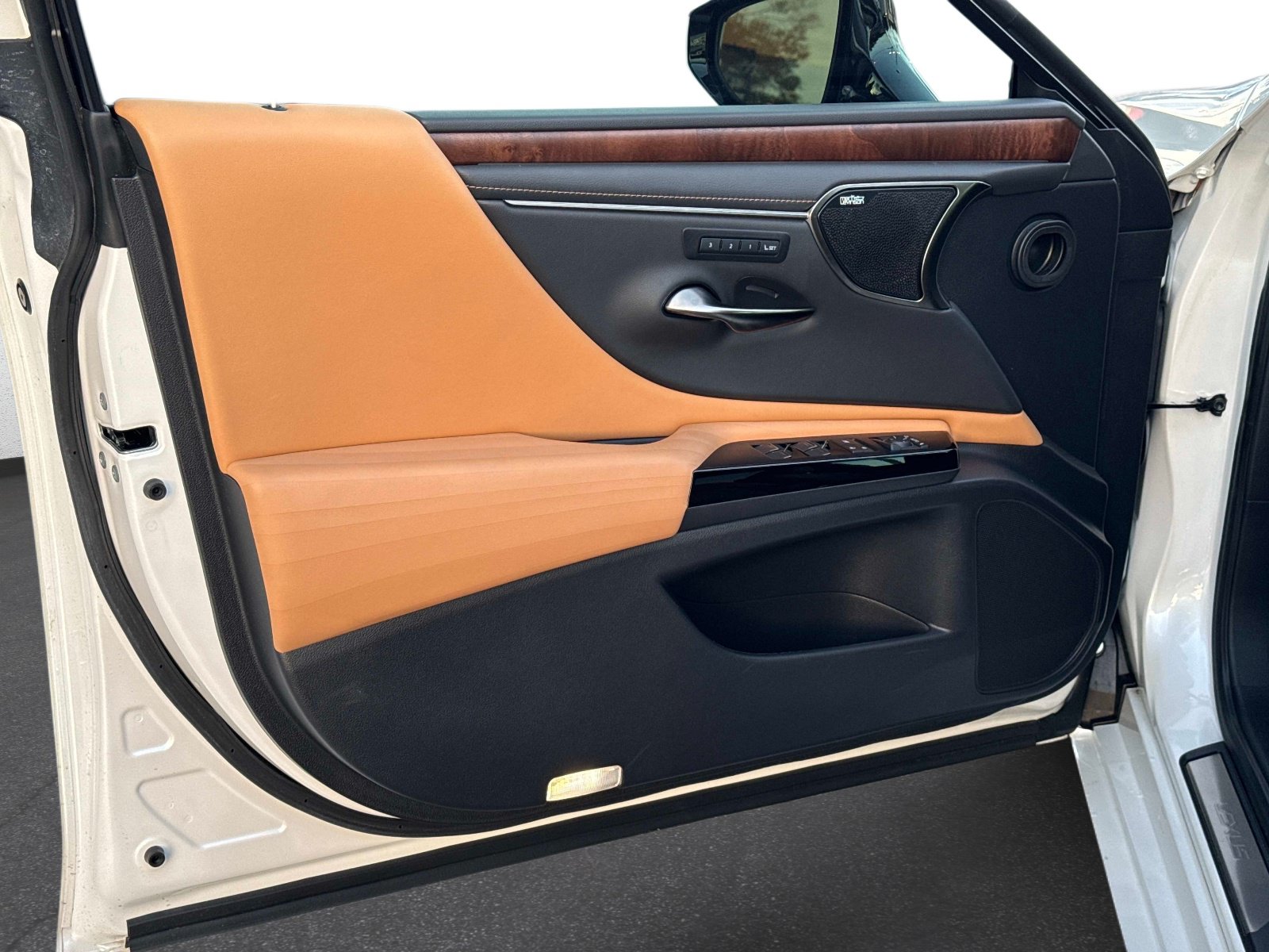 Certified 2022 Lexus ES 350 Ultra Luxury w/ Accessory Package FWD image 17