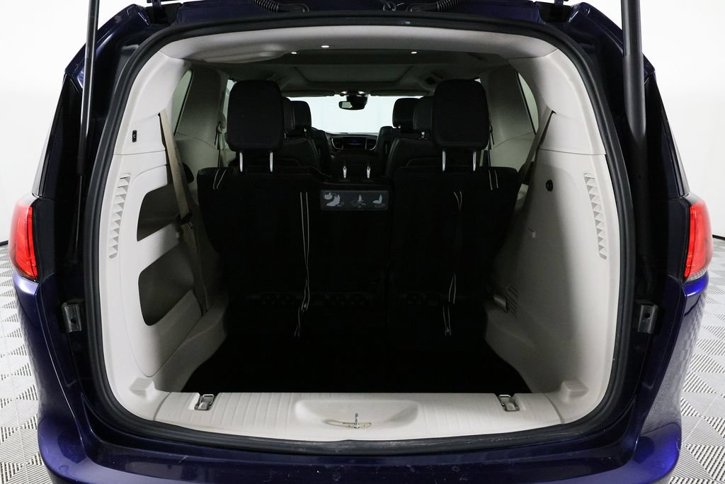 Used 2019 Chrysler Pacifica Touring-L Plus FWD image 14