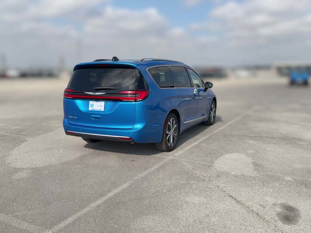 New 2026 Chrysler Pacifica Pinnacle image 11