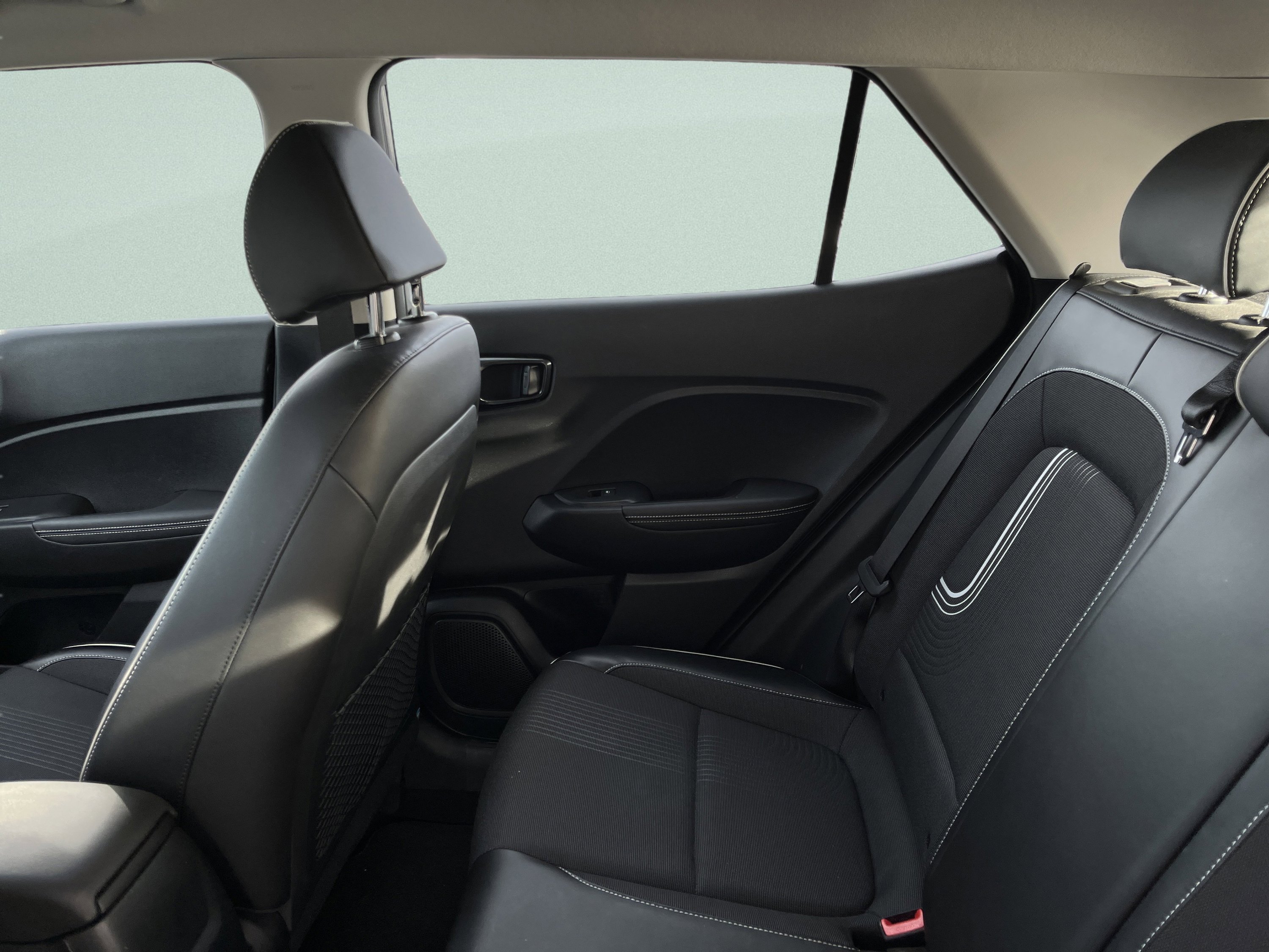 Used 2022 Hyundai Venue Limited FWD image 22