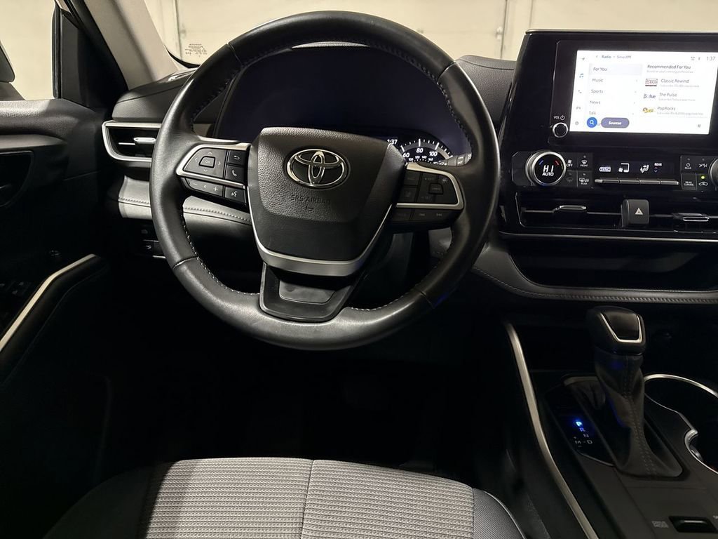 Used 2024 Toyota Highlander LE image 11